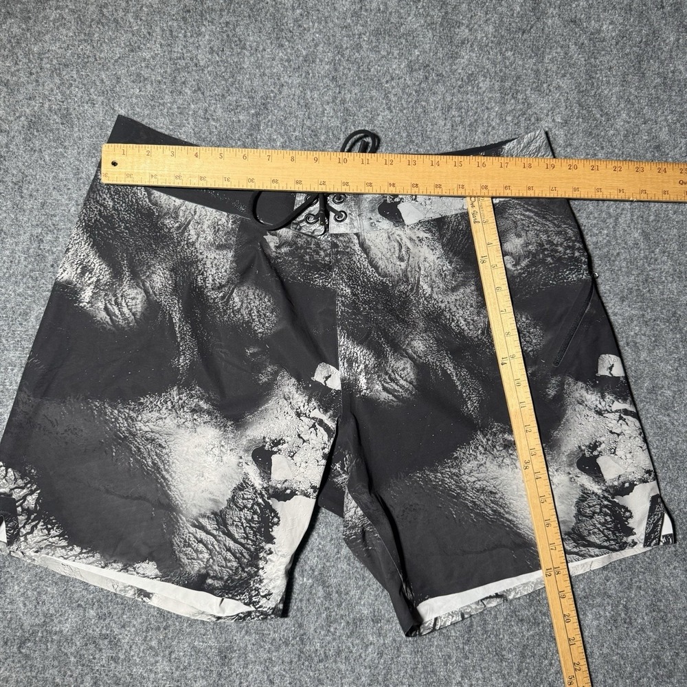 Lululemon Board Shorts 40‎ Gray Black Camo Dye Performance Beach Drawstring 7" - Picture 8 of 10